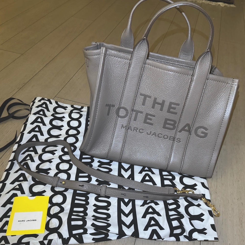 Marc Jacobs The Medium Leather Tote Bag in Cement - like new!